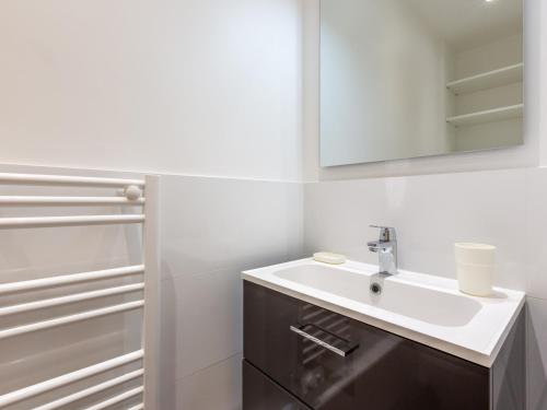 une salle de bain avec un lavabo et un miroir dans l'établissement Appartement Duplex Central, Proche Pistes, Piscine, 5 Pers. - FR-1-519-8, à Val dʼIsère