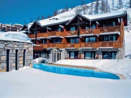un complexe dans la neige avec une piscine dans l'établissement Appartement Duplex Central, Proche Pistes, Piscine, 5 Pers. - FR-1-519-8, à Val dʼIsère