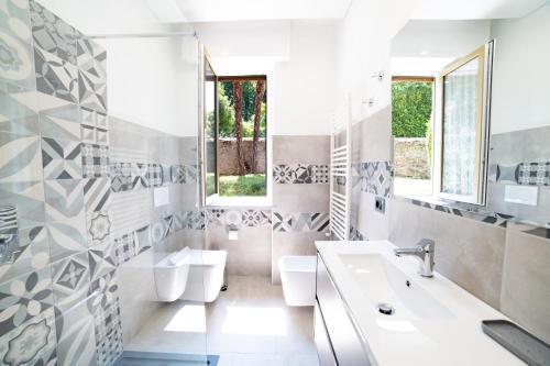 a bathroom with two toilets and a sink at Casa Comparin Appartamento Lesa in Lesa
