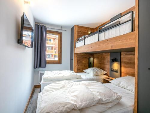 two beds in a room with a bunk bed at Appartement Val-d'Isère, 3 pièces, 5 personnes - FR-1-519-22 in Val-d'Isère