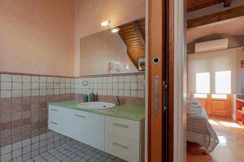 een badkamer met een wastafel en een spiegel bij Attico in Piazza Duomo in Milaan