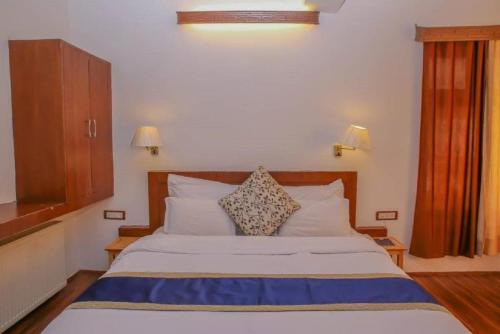 a bedroom with a large bed in a room at Himalayan Retreat-Karzoo in Leh