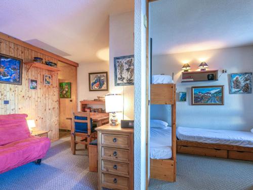 une chambre avec un lit superposé et un bureau dans l'établissement Studio confortable à Val-d'Isère, 4-5 pers, balcon, wifi - FR-1-519-34, à Val dʼIsère