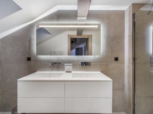 Appartement neuf et contemporain avec cheminée, proche pistes de Méribel