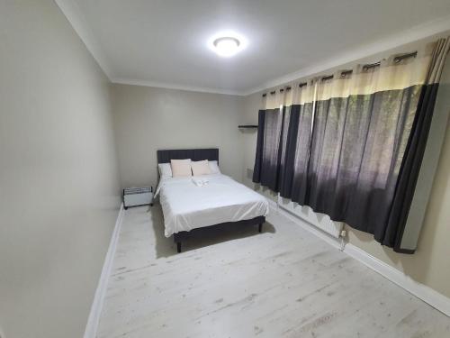 Katil atau katil-katil dalam bilik di Bungalow in leafy area
