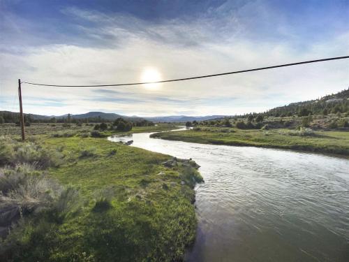 a river in the middle of a field at Robins Roost A in Hatch