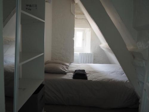 1 dormitorio pequeño con 1 cama con puerta de cristal en Luna, en Caen