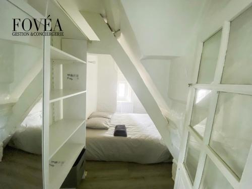 Luna في كايين: غرفة نوم بيضاء مع سرير ومرآة