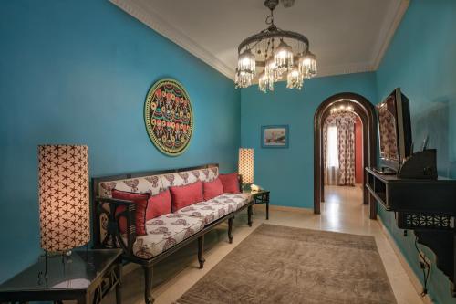 uma sala de estar com um sofá e paredes azuis em Le Riad Hotel de Charme no Cairo