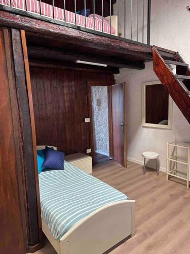 sypialnia z łóżkiem piętrowym i schodami w obiekcie Casa Hope w mieście Vasanello