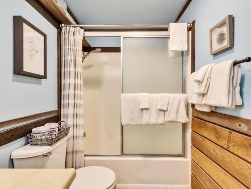 La salle de bains est pourvue d'une douche et de toilettes. dans l'établissement Snowshoe Village 5a Ski In-out, à Brian Head