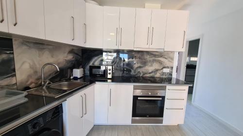 Kuchyňa alebo kuchynka v ubytovaní Apartamento Acacias IV 5 IF Benidorm