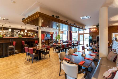 Reštaurácia alebo iné gastronomické zariadenie v ubytovaní Dormio Resort Obertraun
