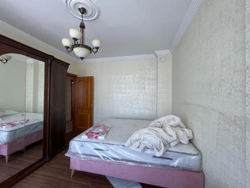 1 dormitorio con un perro en la cama en Deniz manzaralı eşyalı kiralık daire 3+1, en Estambul
