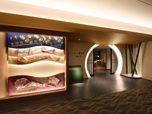 una habitación con una gran pintura de una cama en Arima Kirari en Kobe