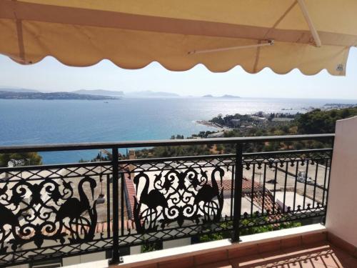 einen Balkon mit Meerblick in der Unterkunft Villa House 200 with sea view in Spetses
