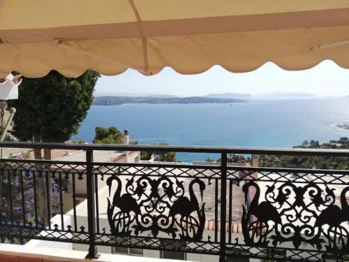 einen Balkon mit Meerblick in der Unterkunft Villa House 200 with sea view in Spetses