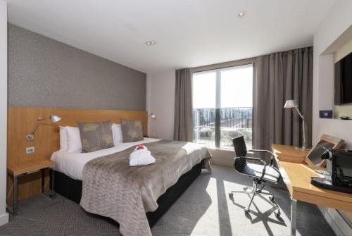 Cette chambre comprend un lit, un bureau et un ordinateur. dans l'établissement Apex Temple Court Hotel, à Londres