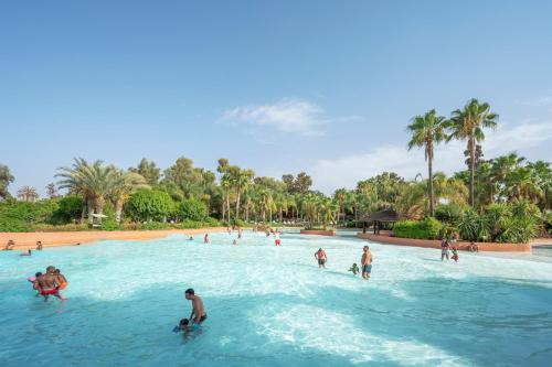 un gruppo di persone in un parco acquatico di Oasis lodges a Marrakech