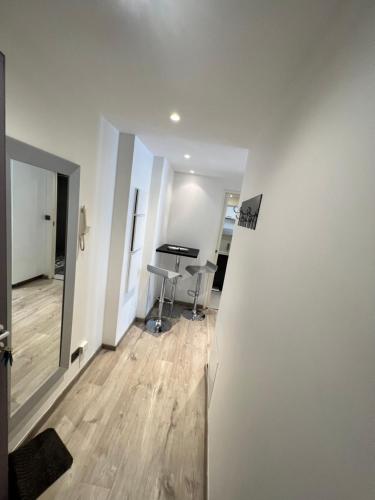 sala de estar con piano y suelo de madera en Superbe appartement plein centre de Lyon, en Lyon