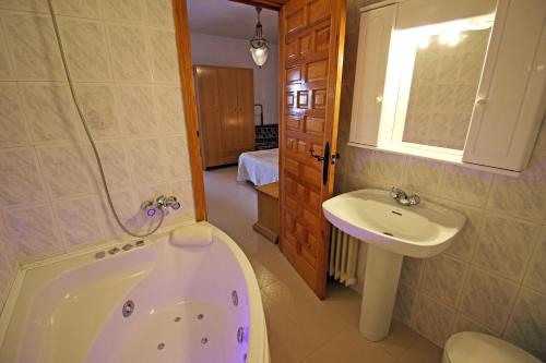 a bathroom with a tub and a sink and a toilet at CASASBLANCAS. Casa nr 6 in Mecina Bombarón