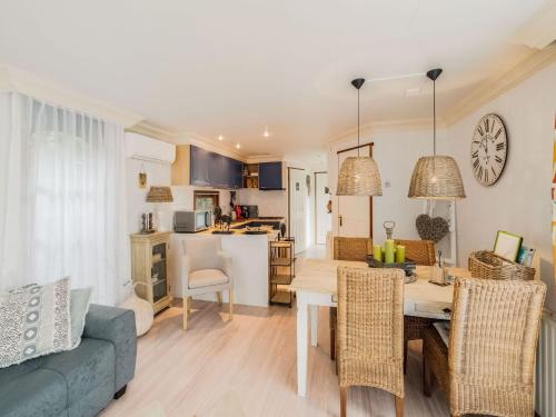 uma cozinha e sala de estar com mesa e cadeiras em Urbane Holiday Home in Garderen with Terrace and Garden em Garderen
