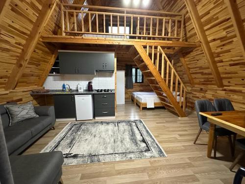 ein großes Wohnzimmer mit einer Küche und einem Esszimmer in der Unterkunft Lalin Suit Apart Bungalow in Kumluca