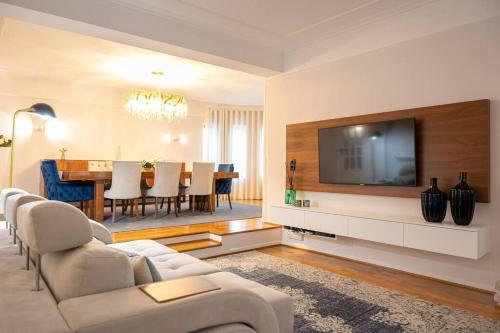 een woonkamer met een bank, een tv en een tafel bij Inviting - Villa Mar in Árvore