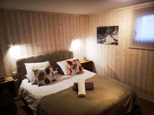 une chambre avec un lit avec une serviette dessus dans l'établissement Appartement La Maison de UR - Cerdagne, à Ur