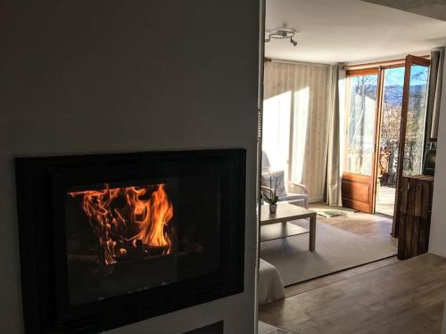 - une cheminée dans le salon dans l'établissement Appartement La Maison de UR - Cerdagne, à Ur