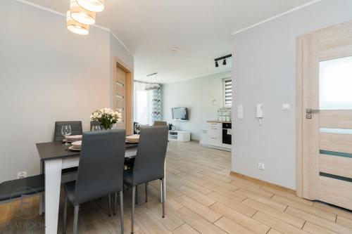 Dapur atau dapur kecil di Flatbook Apartamenty - Jantar Park I