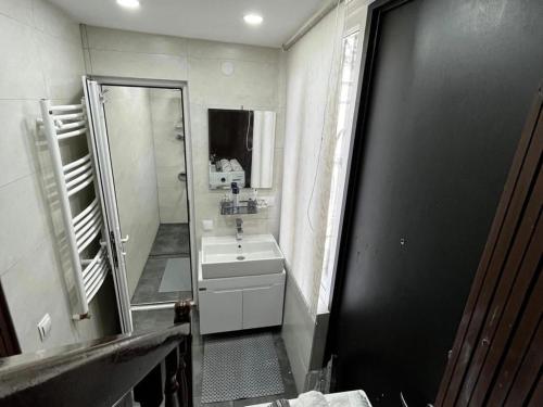 uma casa de banho com um chuveiro e um lavatório. em beautiful apartment near opera in t'bilisi center em Tbilisi