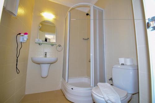 ein Bad mit einer Dusche, einem WC und einem Waschbecken in der Unterkunft MARBAS SELECT BEACH , Adult Only 14 Plus in Marmaris