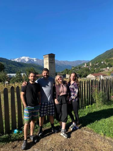 un gruppo di persone in piedi davanti a una recinzione di Bombora a Mestia