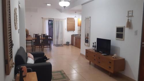 a living room with a couch and a tv on a table at Departamento para 4 y 1 garaje - Pepitero in Posadas