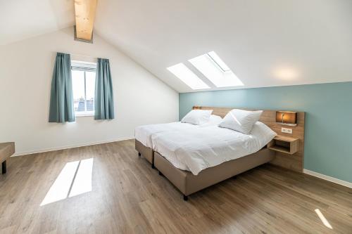 una camera con un grande letto e una finestra di Boutique Resort Schaardijk vakantieappartement a Scharendijke