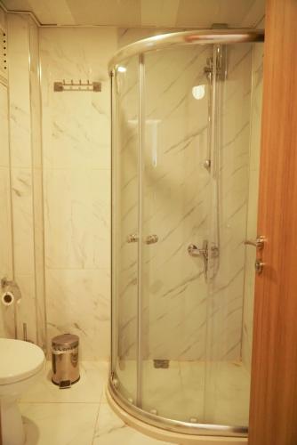 Ένα μπάνιο στο Hotel Cinas