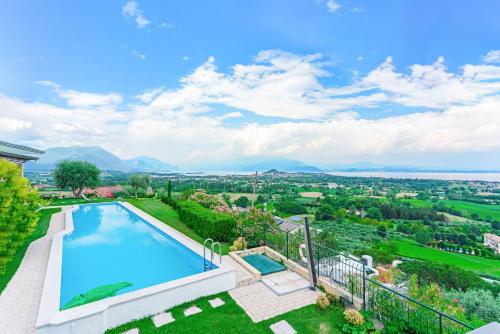uma vista aérea de uma piscina numa villa em [Piscina Panoramica] - La Casa Volante em Soiano del Lago