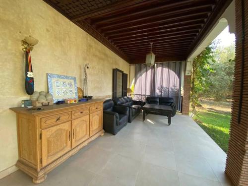 - un salon avec un canapé et une table dans l'établissement Riad salix d'agafay, à Marrakech