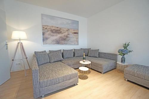 ein Wohnzimmer mit einem Sofa und einem Tisch in der Unterkunft Haus Sanke strandnah in Ahlbeck