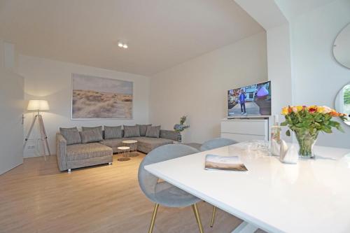 ein Wohnzimmer mit einem weißen Tisch und einem Sofa in der Unterkunft Haus Sanke strandnah in Ahlbeck