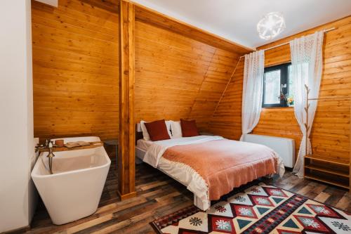 Postel nebo postele na pokoji v ubytování Campulung Chalet A Frame