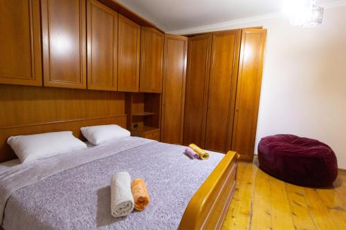 1 dormitorio con 1 cama con toallas en Mishgu Qor, en Mestia