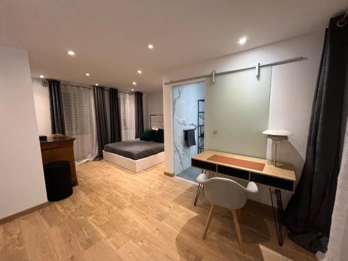 Schlafzimmer mit einem Schreibtisch und einem Bett in einem Zimmer in der Unterkunft Le Manoir de Brénaz in Sault-Brénaz