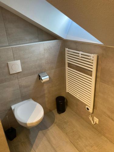 a bathroom with a white toilet and a window at Boutique resort Schaardijk vakantieappartement in Scharendijke