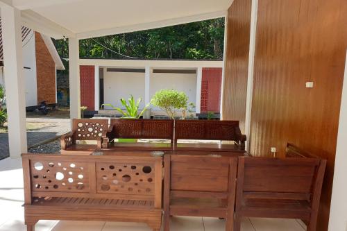 a room with a bench and a table at Capital O 92612 Penginapan D'alas Purwo & Beach in Banyuwangi