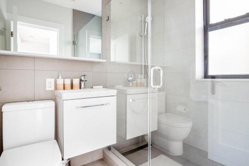 ボストンにあるAmple Allston 2BR w WD in basement BOS-271のトイレとシャワー付きの白いバスルーム