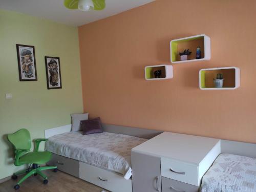 Sliven的住宿－Apartment Ventuno 21，一间卧室配有一张床、一张桌子和一把椅子