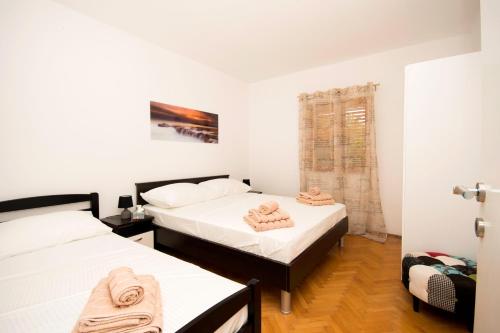 a bedroom with two beds and a window at Relax House Kanica in Zaglavice