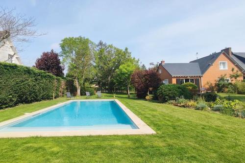 une piscine dans la cour d'une maison dans l'établissement Le clos Saint Denis, à Saint-Denis-en-Val